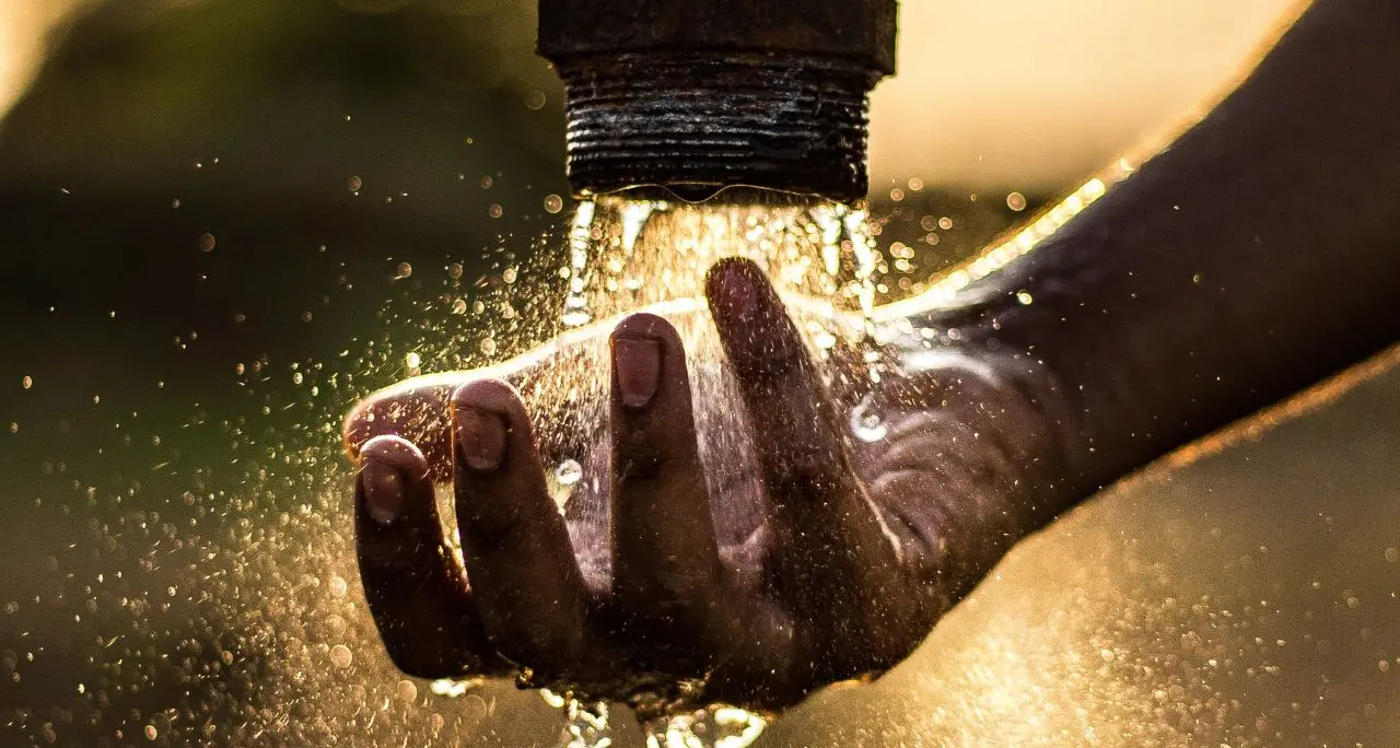 Isola Capo Rizzuto in “guerra” per l’acqua\u00A0non potabile dal 2023,\u00A0l’abusivismo esplode e i cittadini pure: «Siamo nel Terzo Mondo»\n