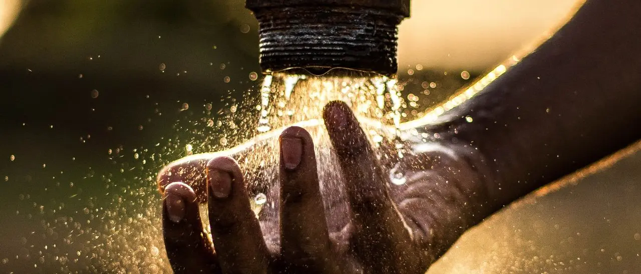 Isola Capo Rizzuto in “guerra” per l’acqua\u00A0non potabile dal 2023,\u00A0l’abusivismo esplode e i cittadini pure: «Siamo nel Terzo Mondo»\n