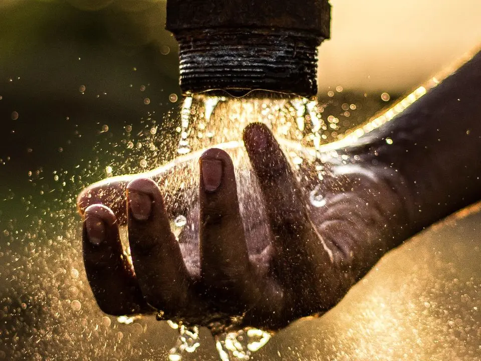 Isola Capo Rizzuto in “guerra” per l’acqua non potabile dal 2023, l’abusivismo esplode e i cittadini pure: «Siamo nel Terzo Mondo»