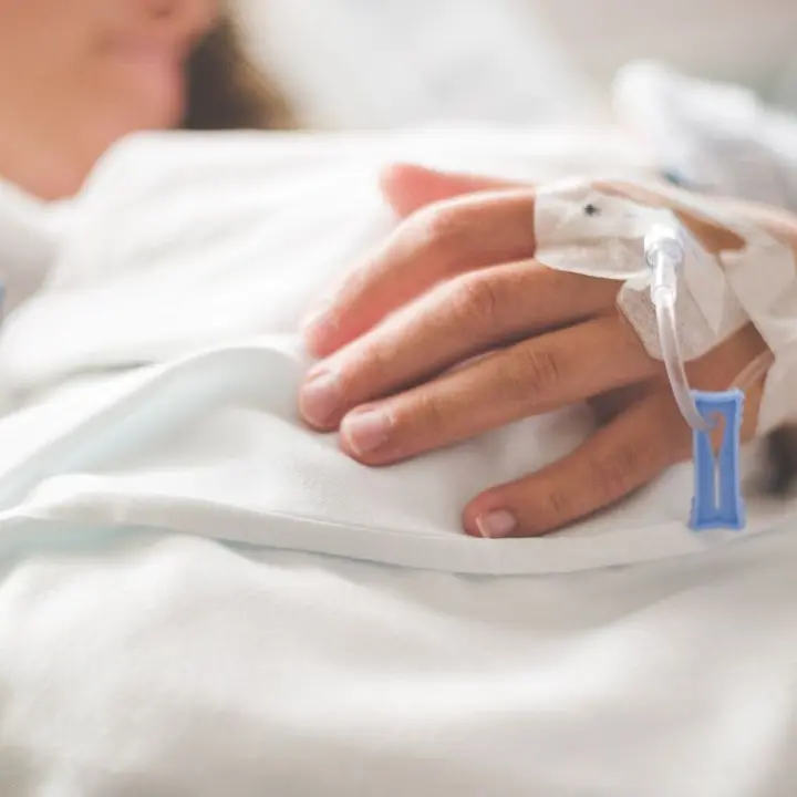 «In Calabria ammalarsi è diventato un lusso, ci dicano di che morte dobbiamo morire»: l’odissea di una paziente oncologica\n