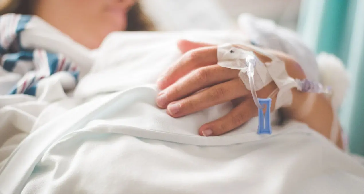 «In Calabria ammalarsi è diventato un lusso, ci dicano di che morte dobbiamo morire»: l’odissea di una paziente oncologica\n