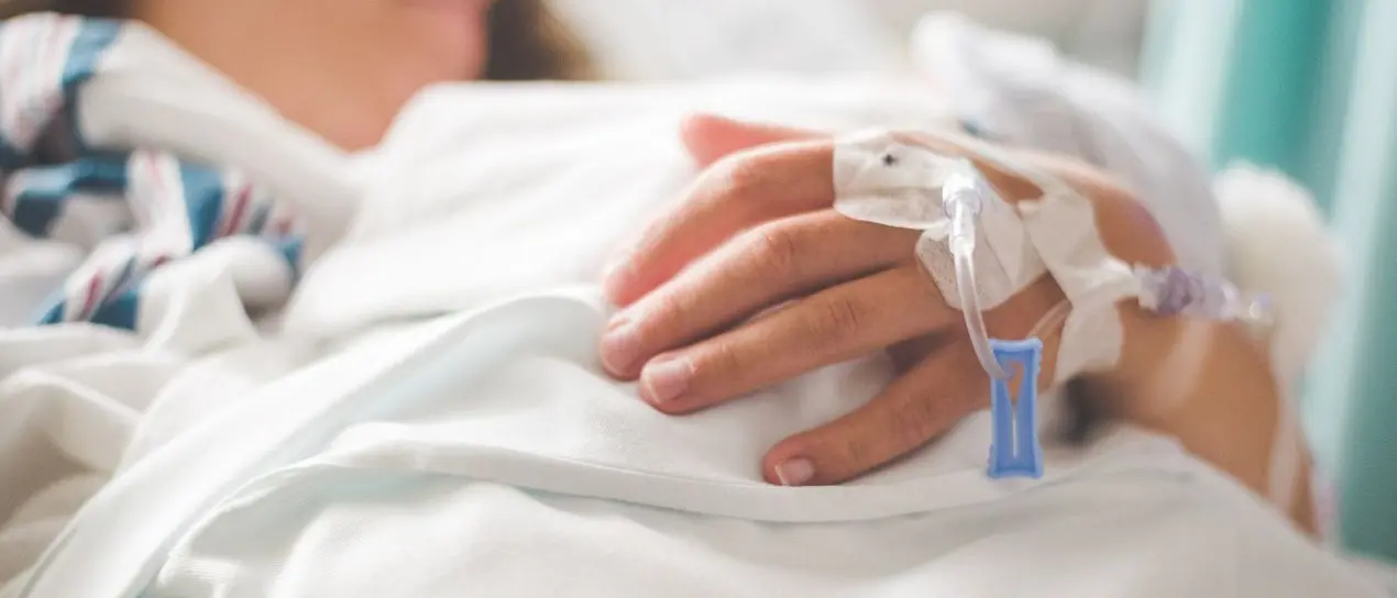 «In Calabria ammalarsi è diventato un lusso, ci dicano di che morte dobbiamo morire»: l’odissea di una paziente oncologica\n