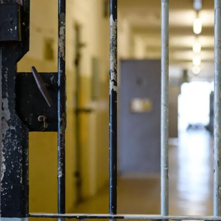Compie atti osceni con il compagno durante una visita in carcere: denunciata