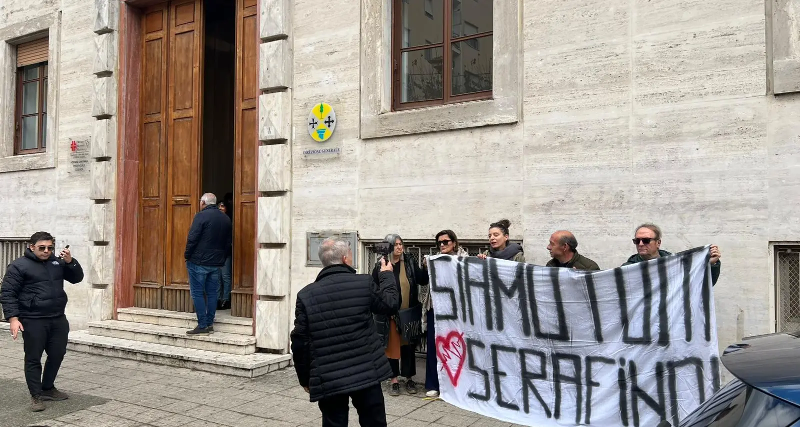Morte di Serafino Congi, la famiglia in presidio sotto l’ASP di Cosenza: «Vogliamo risposte»