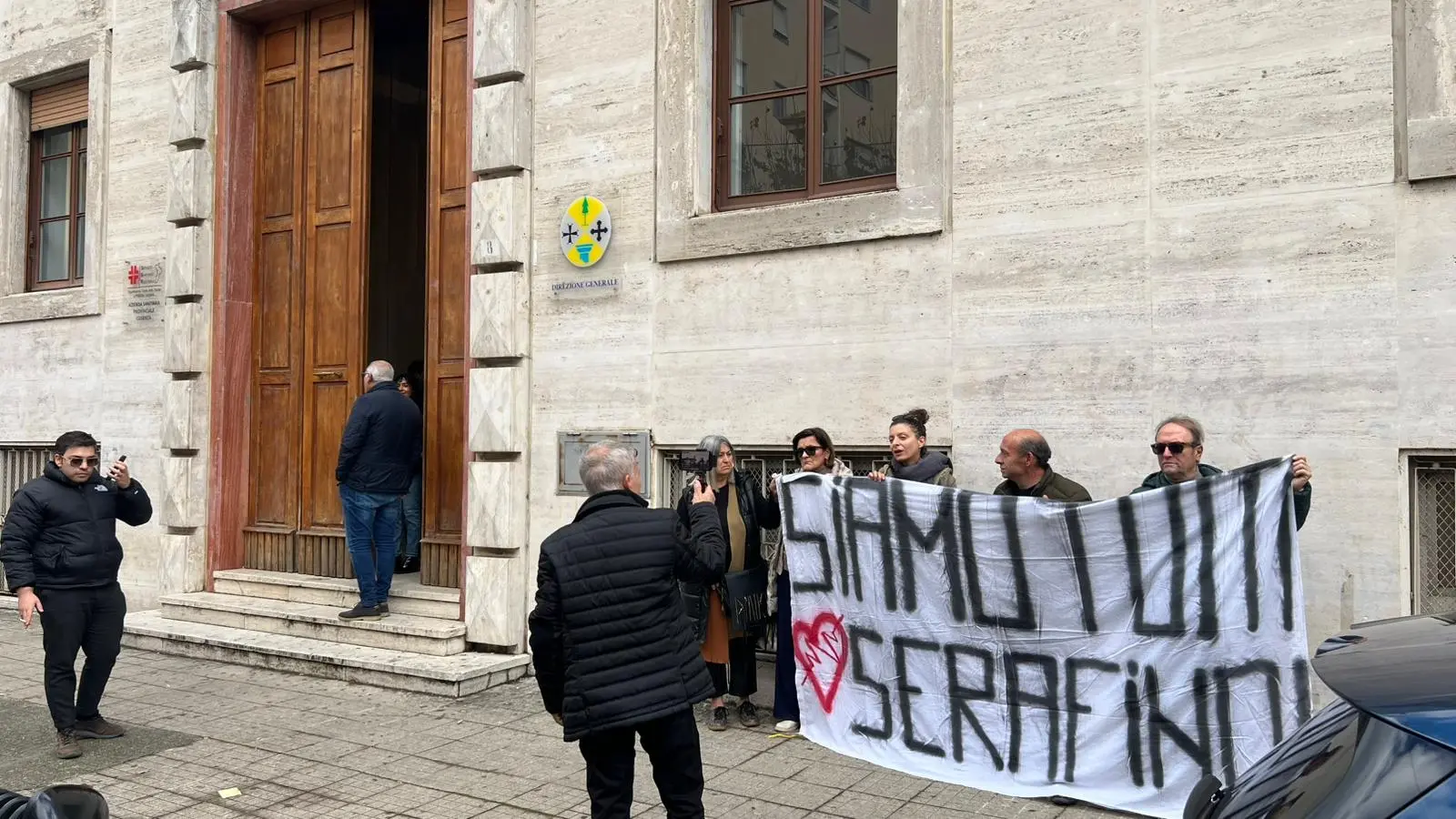 Morte di Serafino Congi, la famiglia in presidio sotto l’ASP di Cosenza: «Vogliamo risposte»