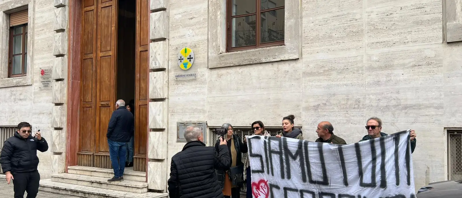 Morte di Serafino Congi, la famiglia in presidio sotto l’ASP di Cosenza: «Vogliamo risposte»