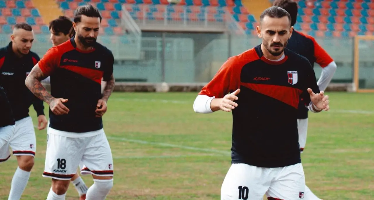Serie D, la Vibonese nel caos: dal silenzio stampa “selettivo” alla possibile uscita di giocatori importanti\n