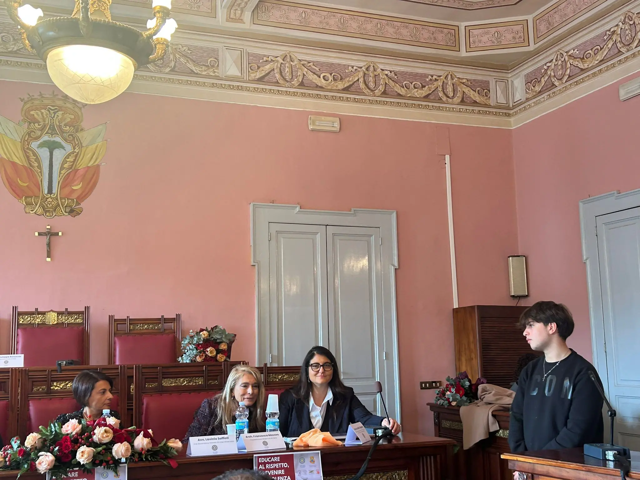 Palmi, convegno sul contrasto alla violenza di genere promosso dall’I.I.S. “Einaudi–Alvaro” e dal Club Inner Wheel\n