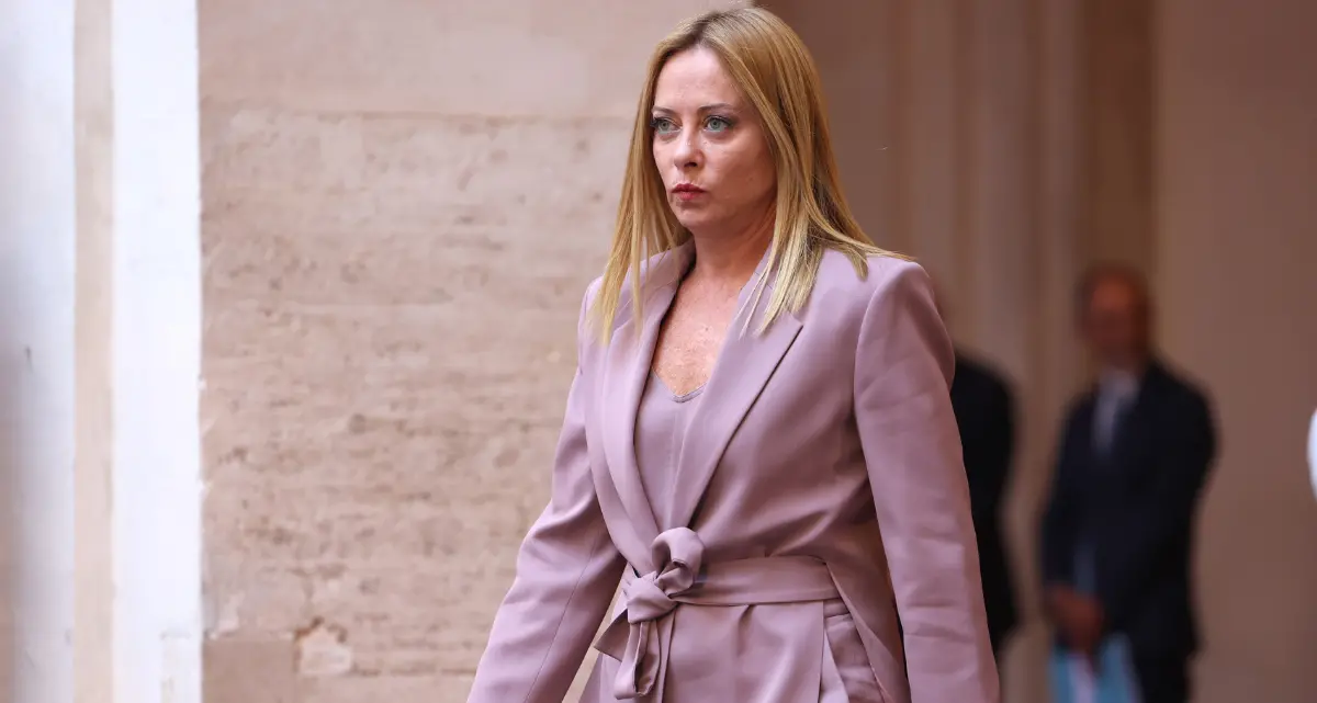 Vi ricordate Giorgia Meloni l’underdog con tutti contro? Scordatevela: Atreju diventa la nuova passerella del potere italiano\n