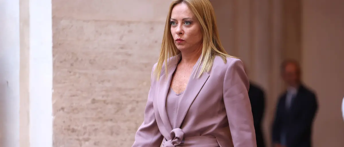 Vi ricordate Giorgia Meloni l’underdog con tutti contro? Scordatevela: Atreju diventa la nuova passerella del potere italiano\n