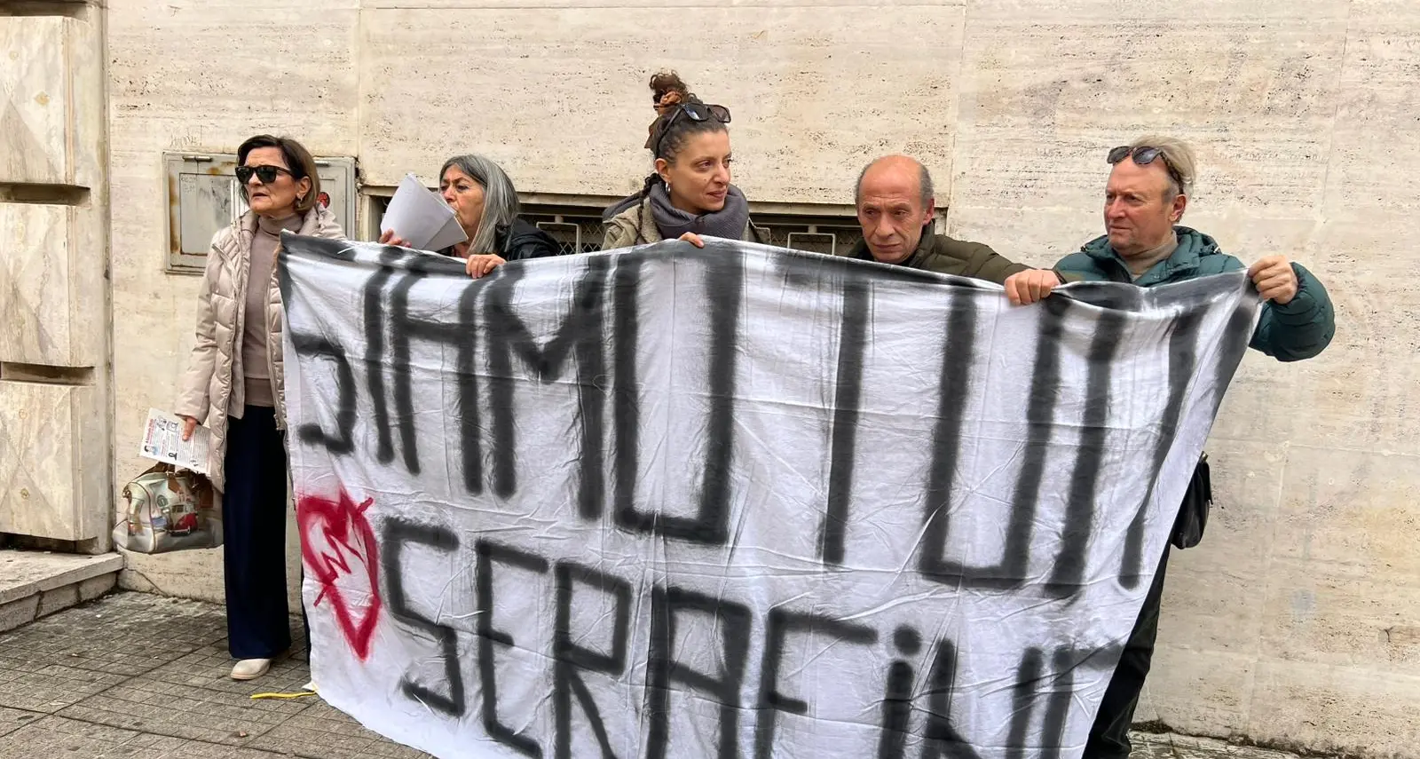 Serafino Congi, la famiglia in presidio sotto l’Asp di Cosenza a 11 mesi dalla tragedia: «Vogliamo risposte»