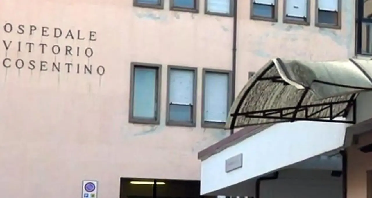 Ospedale di Cariati, lavoratori delle pulizie senza stipendio da tre mesi: «Un’angoscia con\u00A0il Natale alle porte»\n