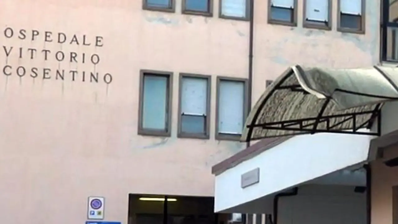 Ospedale di Cariati, lavoratori delle pulizie senza stipendio da tre mesi: «Un’angoscia con\u00A0il Natale alle porte»\n