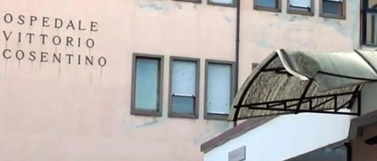 Ospedale di Cariati, lavoratori delle pulizie senza stipendio da tre mesi: «Un’angoscia con\u00A0il Natale alle porte»\n