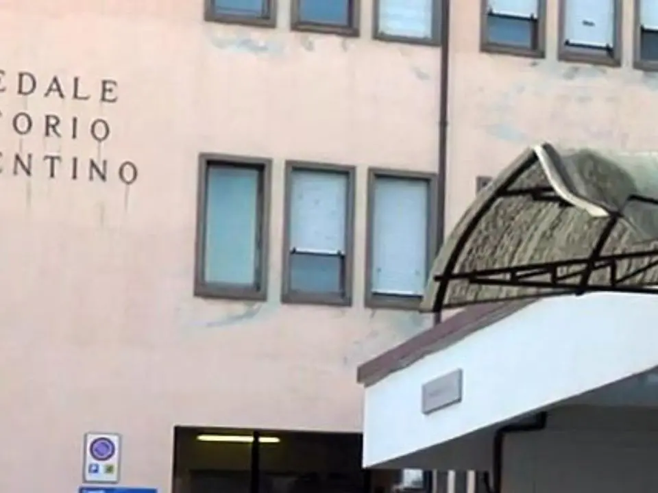 Ospedale di Cariati, lavoratori delle pulizie senza stipendio da tre mesi: «Un’angoscia con il Natale alle porte»