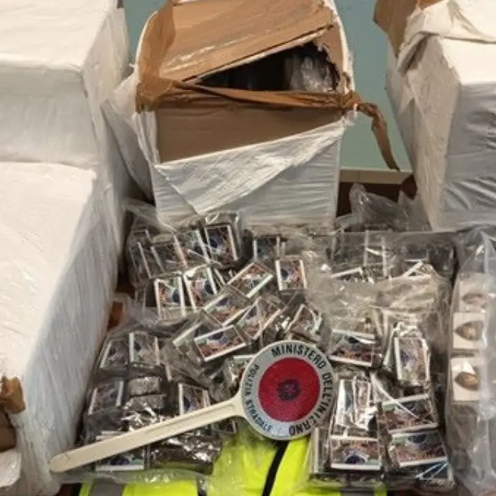 Fa un incidente e la Polizia scopre in auto 93 chili di hashish: arrestato corriere della droga a Lamezia\n