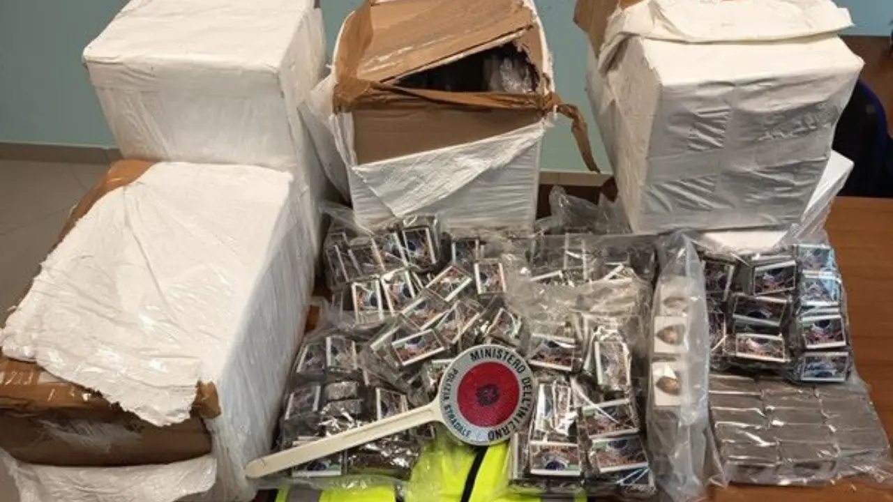 Fa un incidente e la Polizia scopre in auto 93 chili di hashish: arrestato corriere della droga a Lamezia\n