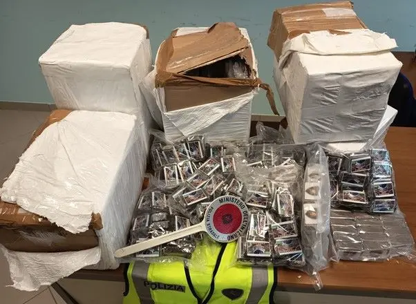 Coinvolto in un incidente stradale sull’A2 dopo aver attraversato mezza Europa con un autocarro non immatricolato e con droga a bordo\u00A0\n