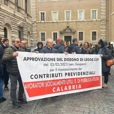 Gli ex Lsu-Lpu calabresi in piazza a Roma: «Per 15 anni senza contributi, il nostro un lavoro a nero legalizzato dallo Stato»