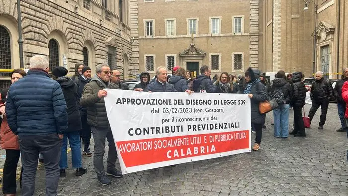 Gli ex Lsu-Lpu calabresi in piazza a Roma: «Per 15 anni senza contributi, il nostro un lavoro a nero legalizzato dallo Stato»