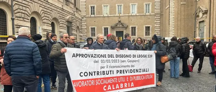 Gli ex Lsu-Lpu calabresi in piazza a Roma: «Per 15 anni senza contributi, il nostro un lavoro a nero legalizzato dallo Stato»