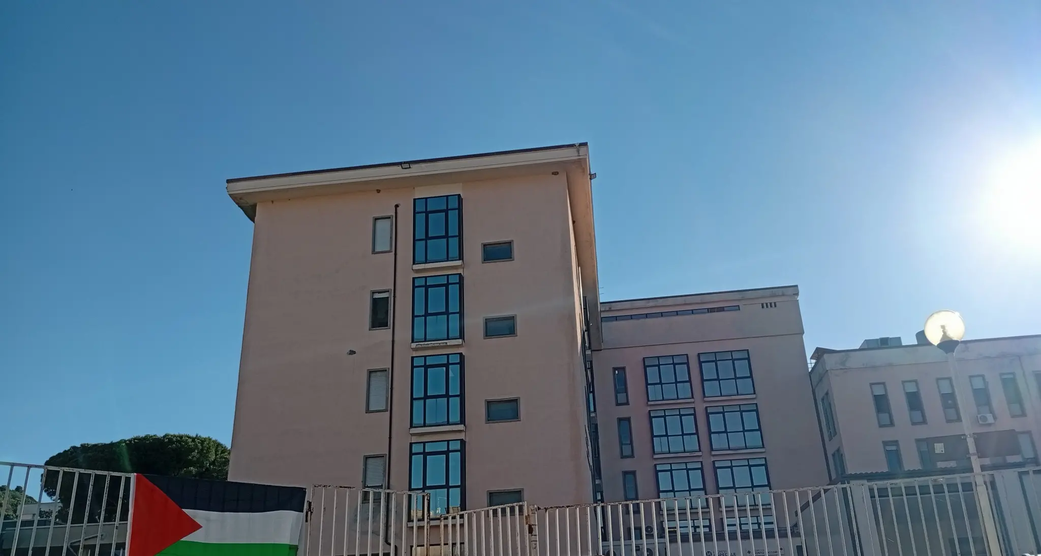 Senza stipendio da tre mesi, in ansia i lavoratori delle pulizie dell'ospedale di Cariati: «C'è il Natale alle porte»