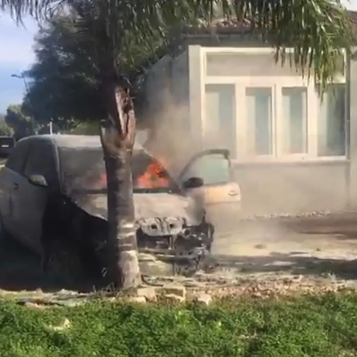 Tragico incidente a Villapiana, auto finisce contro una palma e prende fuoco: morto 38enne