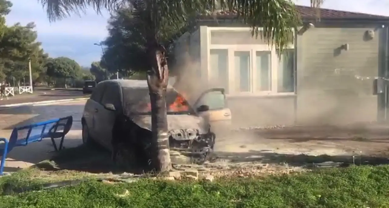 Tragico incidente a Villapiana, auto finisce contro una palma e prende fuoco: morto 38enne