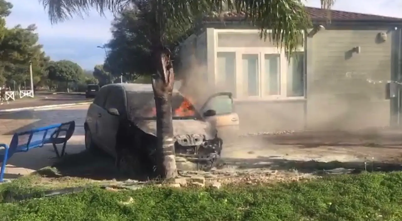 Tragico incidente a Villapiana, auto finisce contro una palma e prende fuoco: morto 38enne