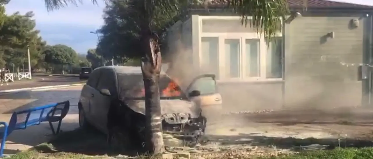 Tragico incidente a Villapiana, auto finisce contro una palma e prende fuoco: morto 38enne