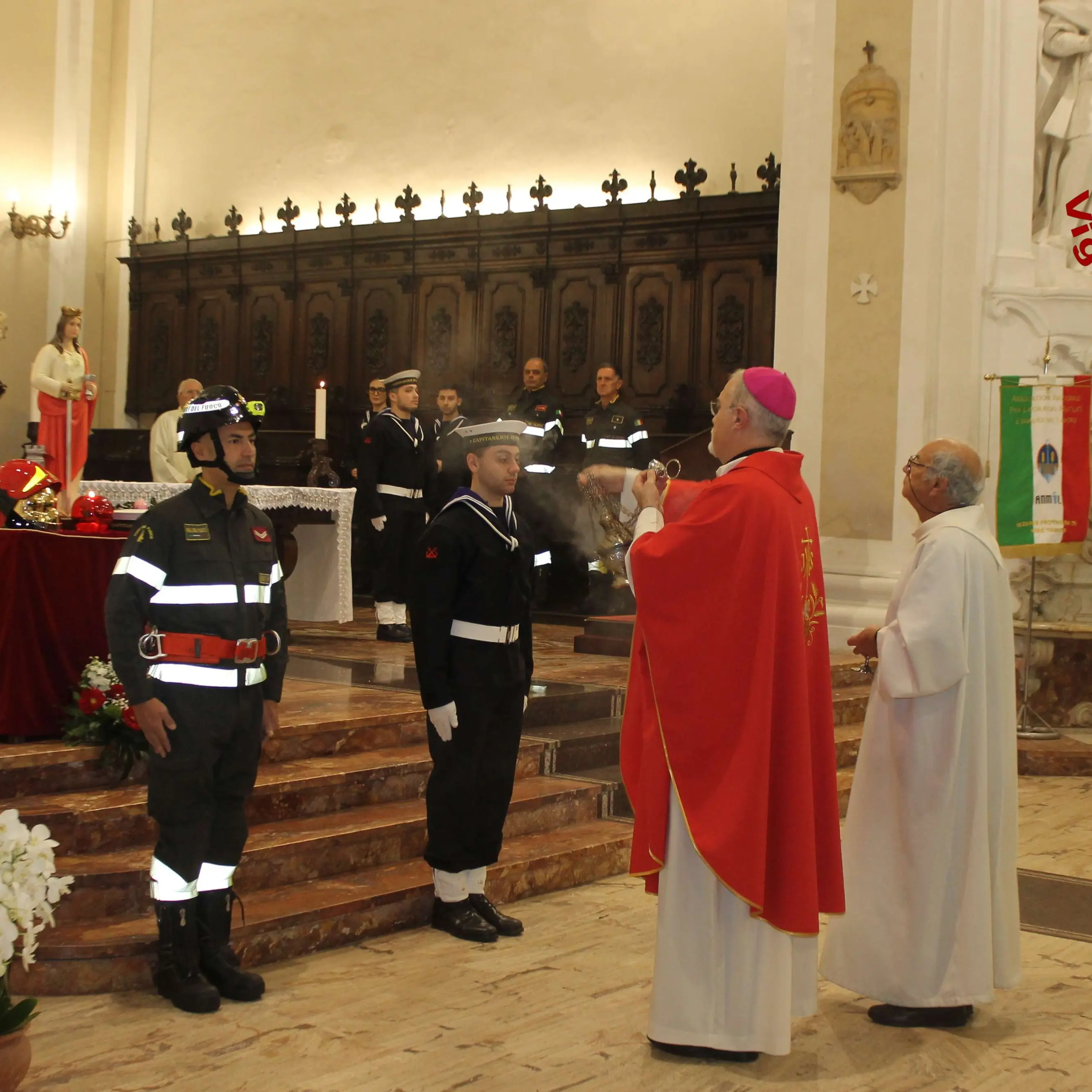 Vibo, Vigili del fuoco e Guardia costiera celebrano\u00A0Santa Barbara nel duomo di San Leoluca\u00A0ricordando chi non c’è più\n