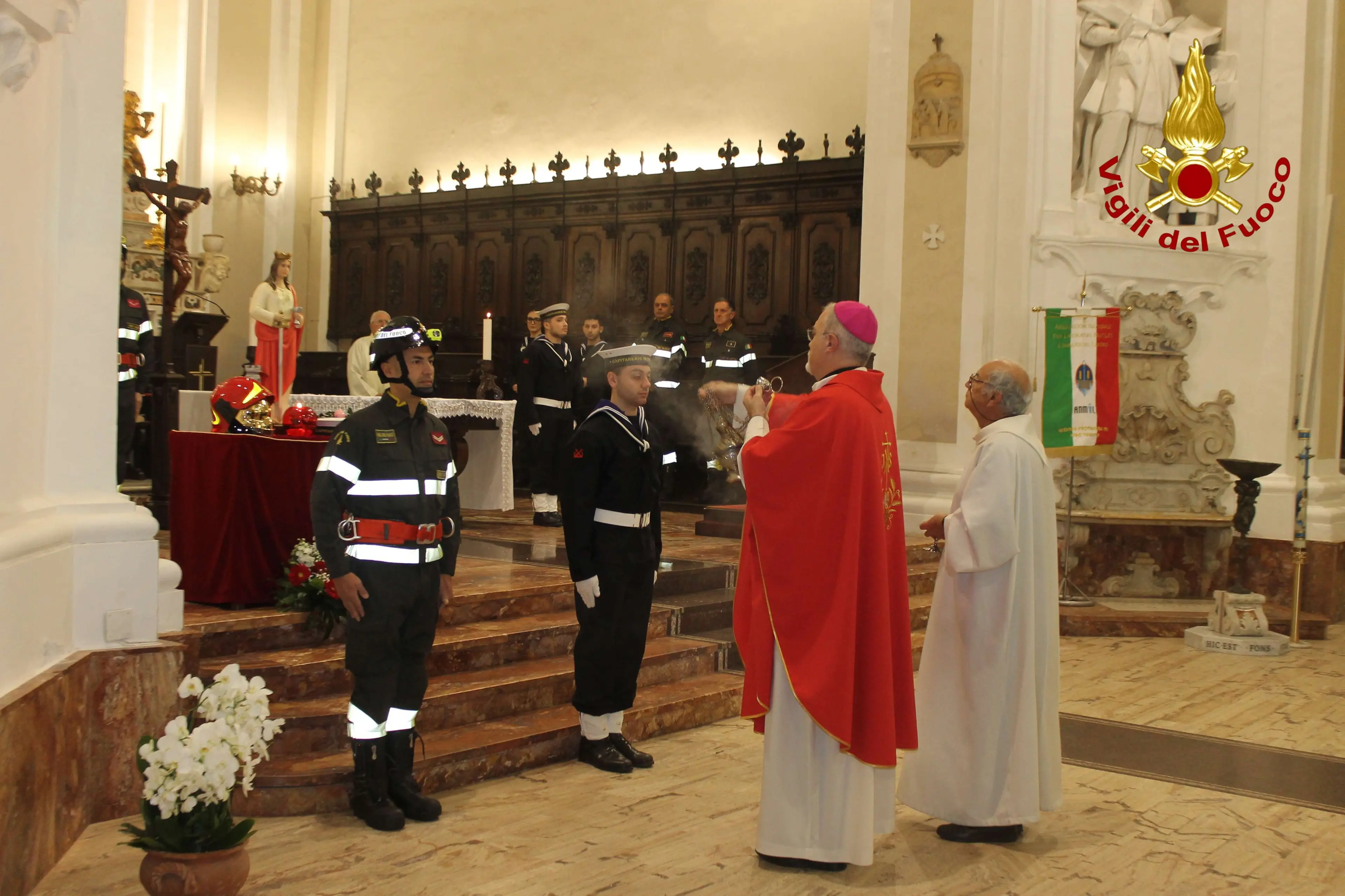 Vibo, Vigili del fuoco e Guardia costiera celebrano\u00A0Santa Barbara nel duomo di San Leoluca\u00A0ricordando chi non c’è più\n