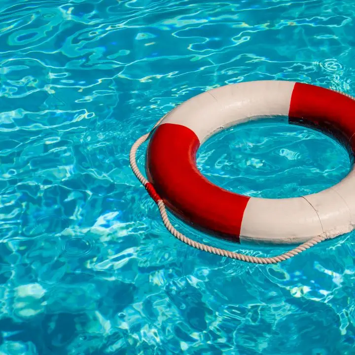 «Dodici ore sotto al sole e ancora aspetto lo stipendio di agosto, uno schifo»: la denuncia di una bagnina calabrese