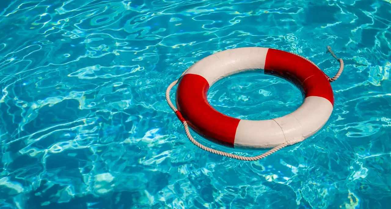 «Dodici ore sotto al sole e ancora aspetto lo stipendio di agosto, uno schifo»: la denuncia di una bagnina calabrese