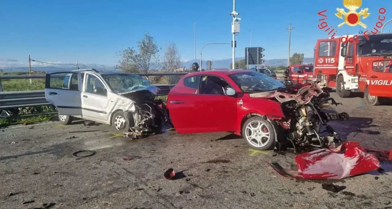 Incidente mortale sulla statale 106, migliorano le condizioni dei due giovani feriti gravemente\n
