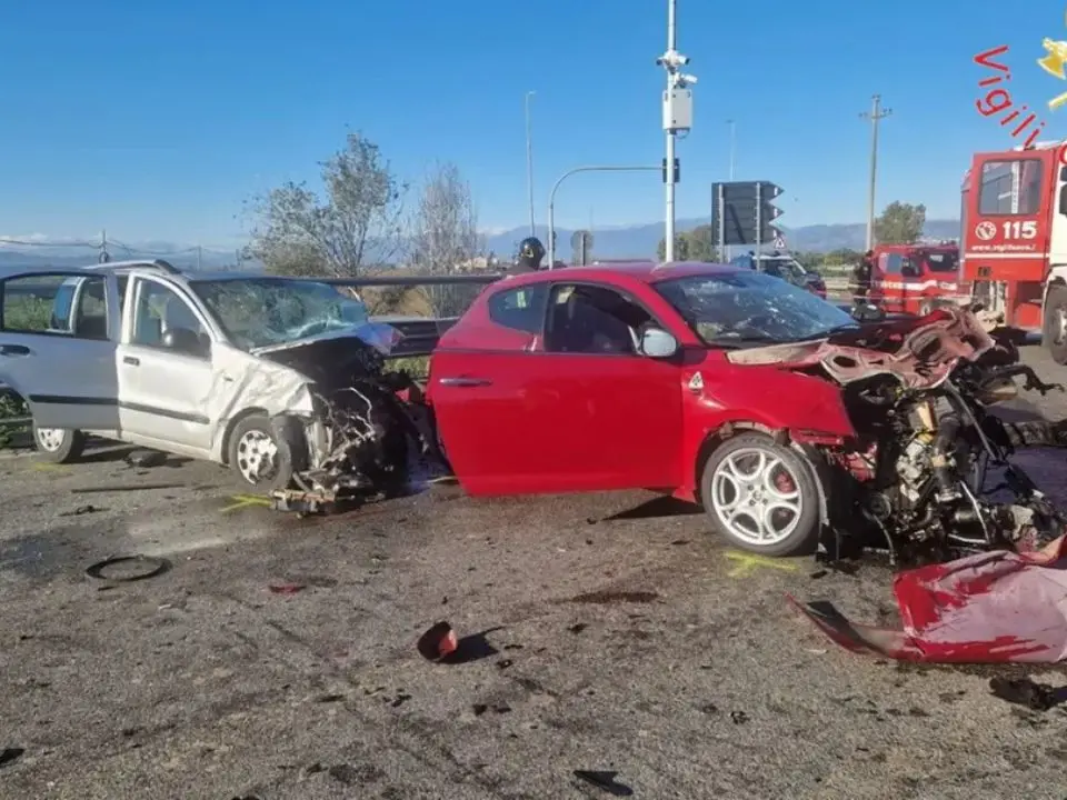 Incidente mortale sulla statale 106, migliorano le condizioni dei due giovani feriti gravemente