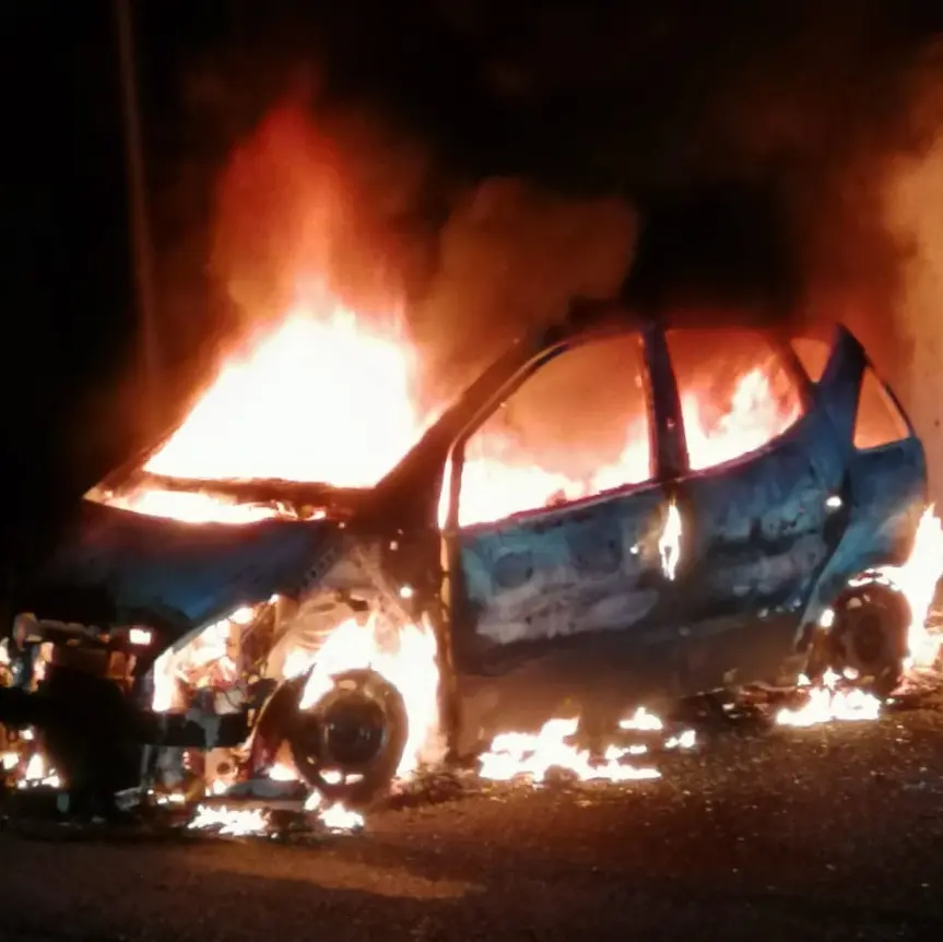 Corigliano Rossano, auto divorata dal fuoco in via Matteotti: indagini in corso