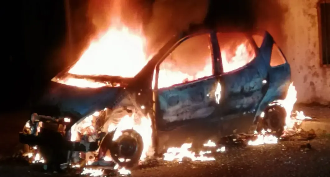 Notte di fuoco a Corigliano Rossano, auto distrutta in via Matteotti: indagini in corso