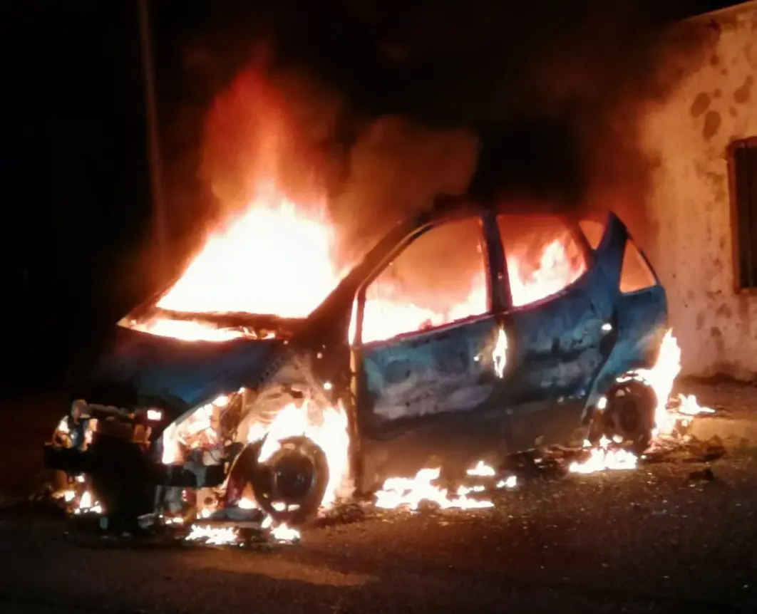 Notte di fuoco a Corigliano Rossano, auto distrutta in via Matteotti: indagini in corso