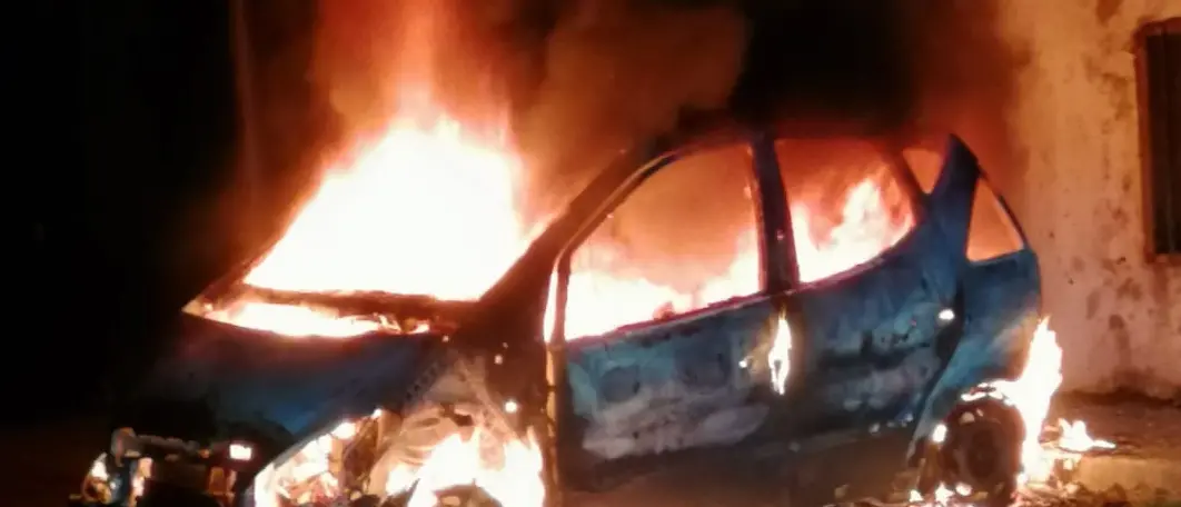 Notte di fuoco a Corigliano Rossano, auto distrutta in via Matteotti: indagini in corso