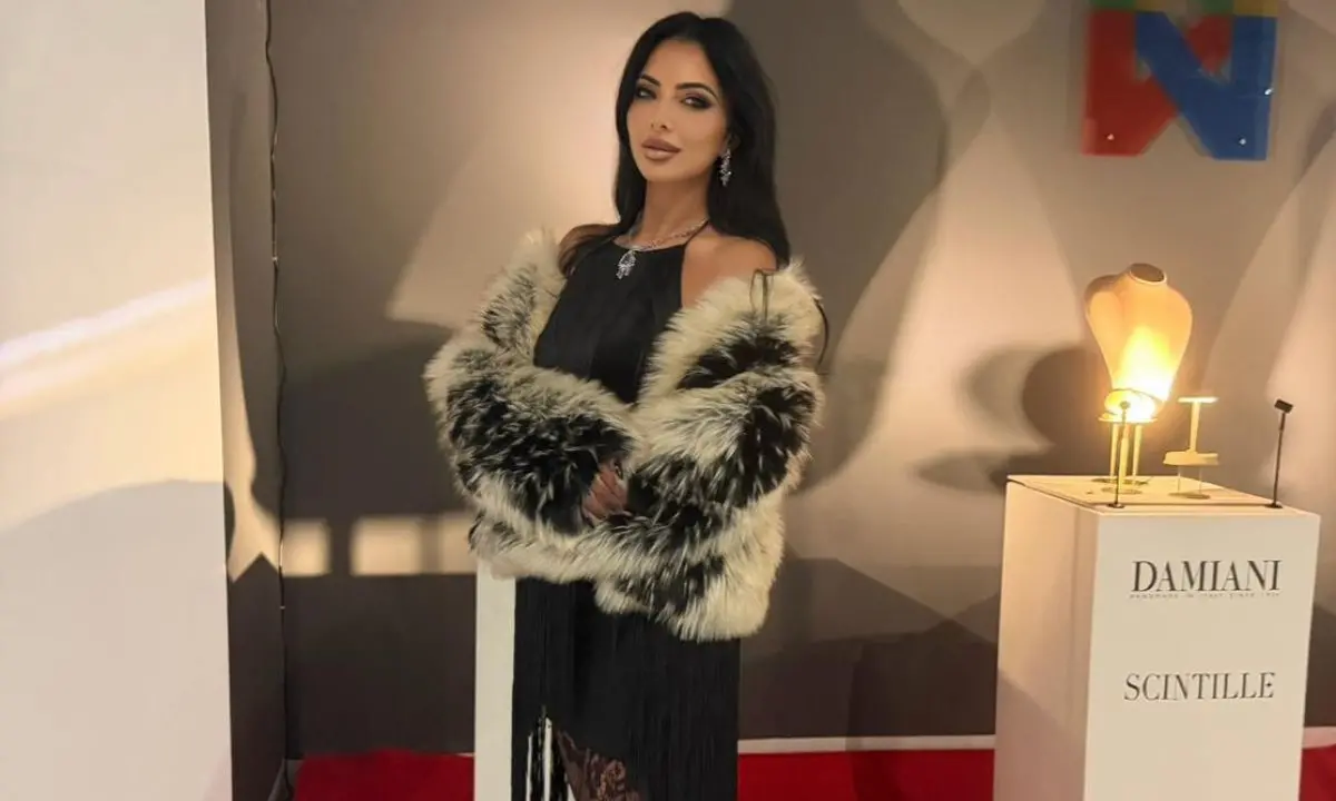 Ortensia Imbrogno indossa una preziosa collana Damiani alla serata organizzata dalla gioielleria Scintille\n