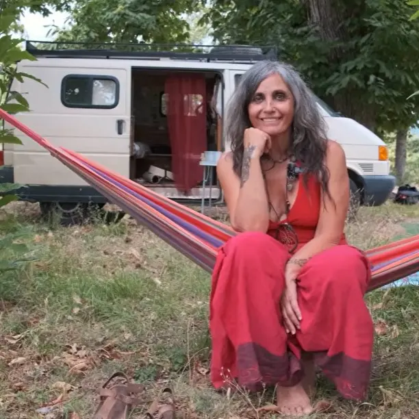 La vita di Sara, dalla moda al bosco in Calabria: la donna che ha trasformato un van di 3 metri quadri in libertà