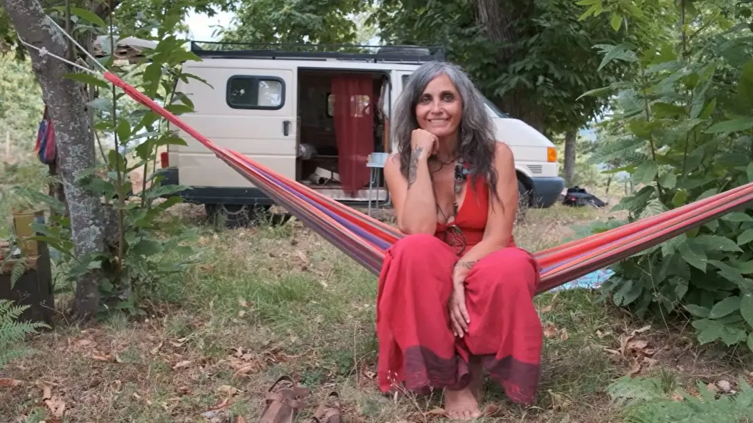 La vita di Sara, dalla moda al bosco in Calabria: la donna che ha trasformato un van di 3 metri quadri in libertà