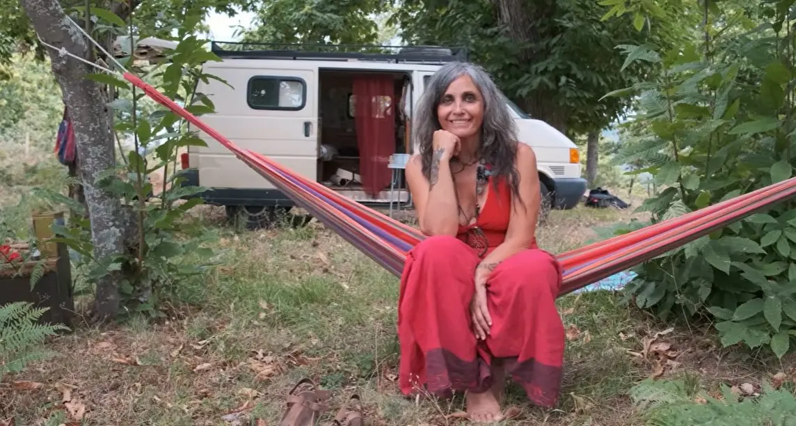 La vita di Sara, dalla moda al bosco in Calabria: la donna che ha trasformato un van di 3 metri quadri in libertà