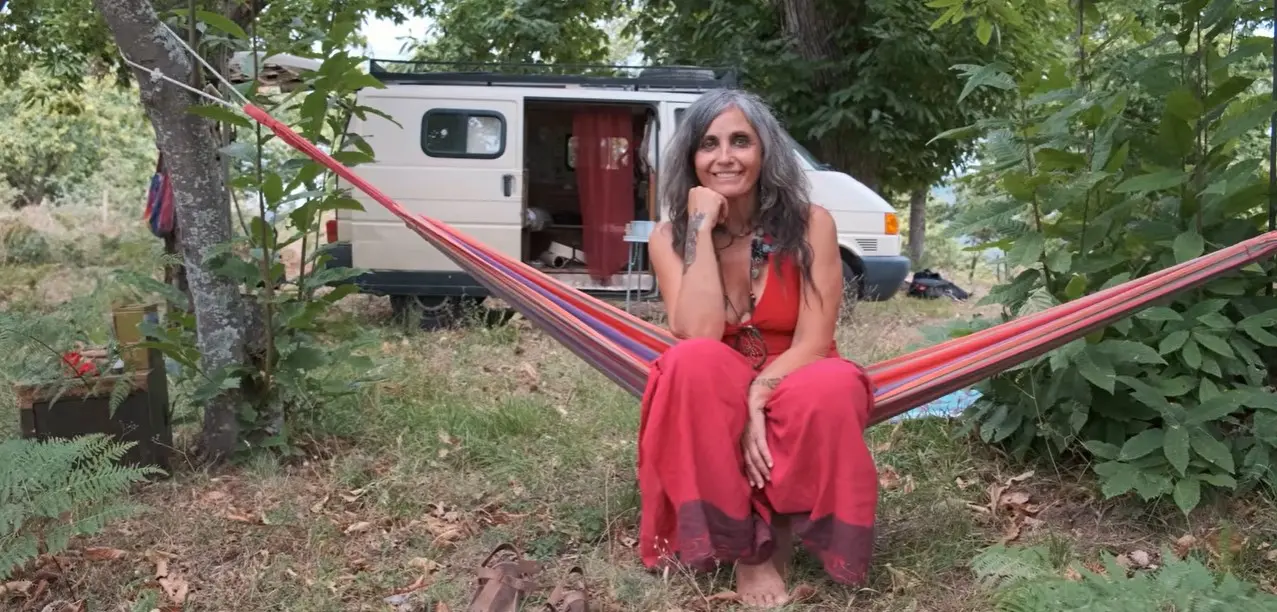 La vita di Sara, dalla moda al bosco in Calabria: la donna che ha trasformato un van di 3 metri quadri in libertà