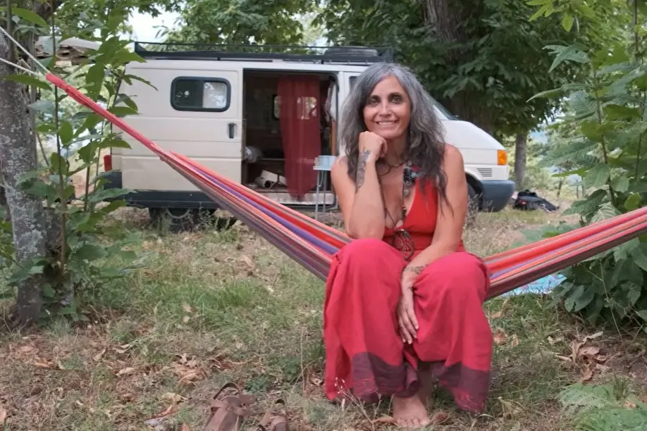 La vita di Sara, dalla moda al bosco in Calabria: la donna che ha trasformato un van di 3 metri quadri in libertà