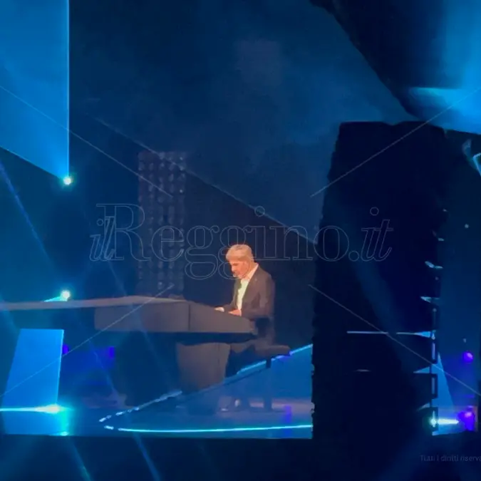 Il \"Piano di volo\" di Claudio Baglioni fa decollare il Teatro Cilea: standing ovation per il cantautore romano\n