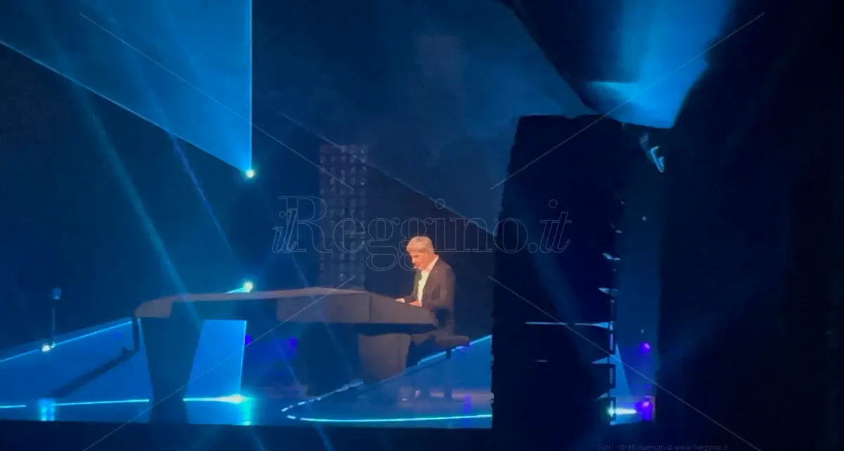 Il \"Piano di volo\" di Claudio Baglioni fa decollare il Teatro Cilea: standing ovation per il cantautore romano\n