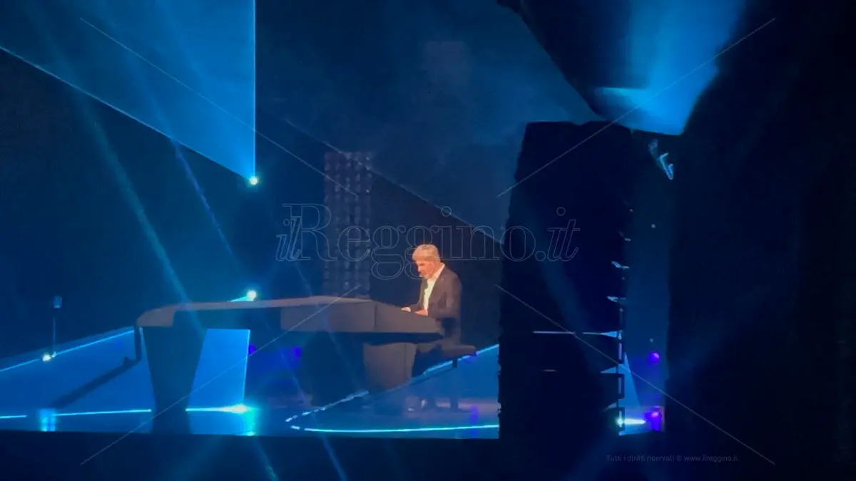 Il \"Piano di volo\" di Claudio Baglioni fa decollare il Teatro Cilea: standing ovation per il cantautore romano\n