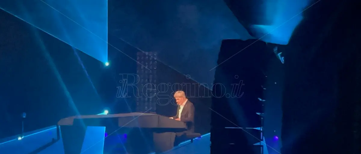 Il \"Piano di volo\" di Claudio Baglioni fa decollare il Teatro Cilea: standing ovation per il cantautore romano\n